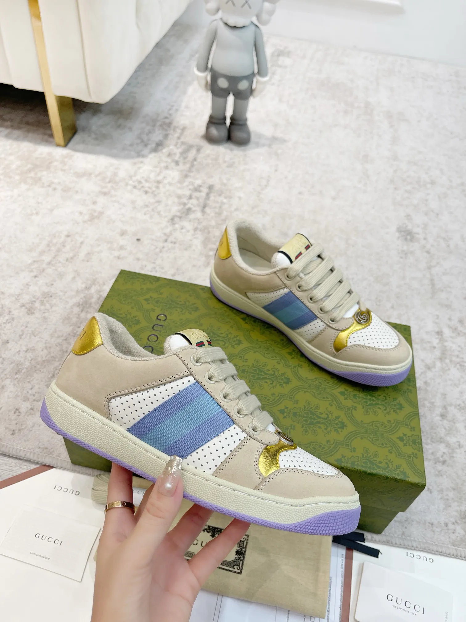 Ex-factory price: 540💰 GUCCI Gucci's newly upgraded back cover lining, top-notch old dirty shoes, classic casual sports shoes for couples, retro sneakers and old G family dirty shoes, updated at the counter simultaneously! ①The shoe upper has the same water-based edge coating process as the original version⚠️The ordinary oil edges on the market have a strong glue feel and are easy to fall off! Grade A first-layer nubuck leather (with pores)/matching computer embroidered double G cloth, high-density terry velvet lining. ② A PVC transparent small round mark sealing line is added to the details of the midsole. The mold is opened six times and the jewelry craftsmanship is used to customize the two-color double G buckle, striving to be the same as the original version. A pair of buttons is more than three times more expensive than ordinary buckles on the market. ③An old two-color washable label, the chip is placed on the outer waist of the right foot, the entire shoe is completely hollowed out with rubber technology, TUP material (rubber to distinguish the market) with the latest green packaging from the counter, 3D printed handbag, and a pair of shoelaces. There is no pressure when entering and exiting the counter. You can buy a 1:1 accurate replica of the original version and modify and upgrade it repeatedly. The details are perfectly restored, the materials are all customized, and they are truly top-notch. Please look at the details clearly to identify the quality. Upper: First-layer frosted cowhide/embroidered double G cloth. Lining: original high-density velvet lining. Foot pads: original pearlescent sheepskin. Outsole: private molded vacuum TPU material. Packaging: original top-grade full set packaging at the counter. Shoe size: women's size 35-40, men's size 39-44 (men's size 38, 45🉑️customized, non-returnable)
